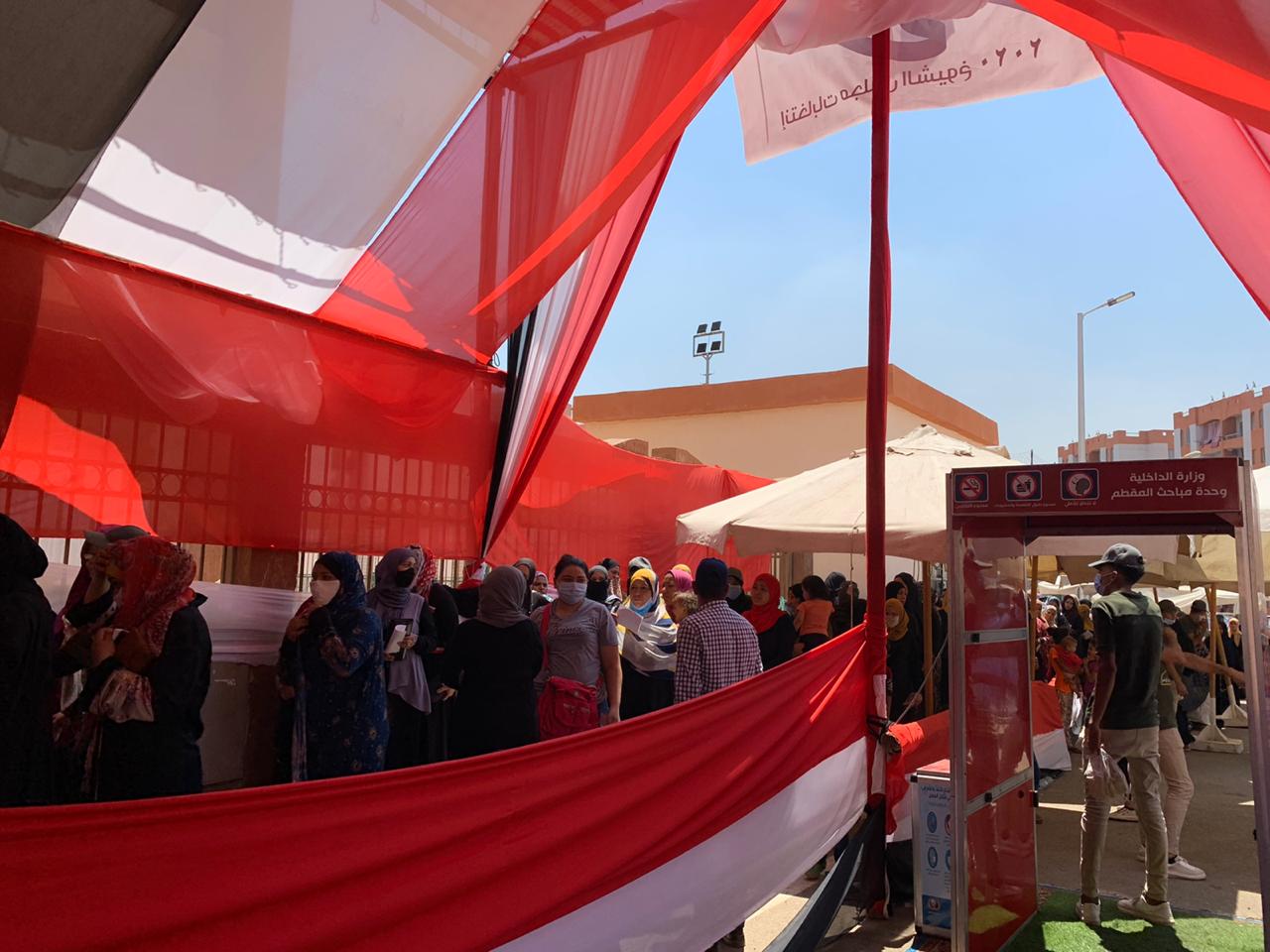 سكان حى الأسمرات يتوافدون على اللجان الانتخابية (2)