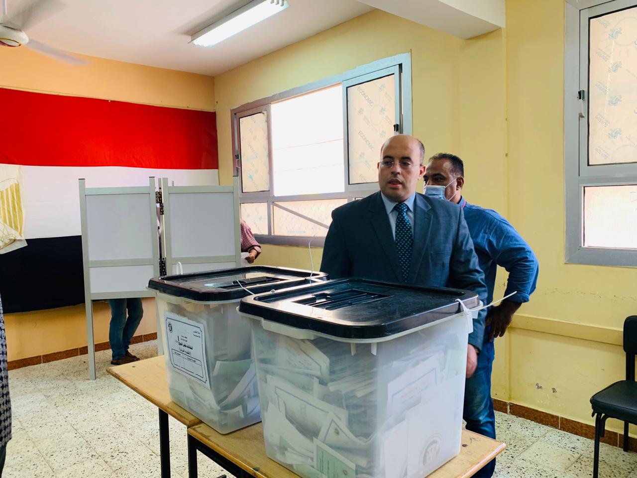 سكان حى الأسمرات يتوافدون على اللجان الانتخابية (7)