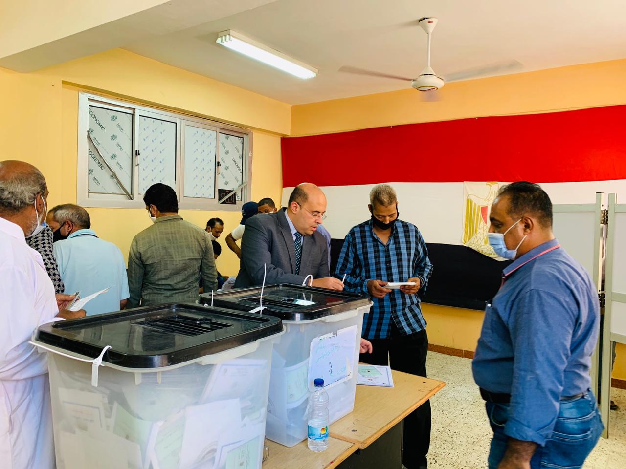 سكان حى الأسمرات يتوافدون على اللجان الانتخابية (9)