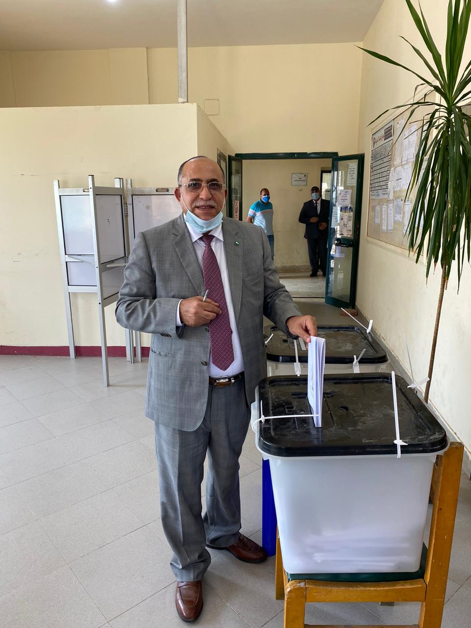 رئيس نقابة مهندسي القاهرة يدلى بصوته بانتخابات الشيوخ (2)