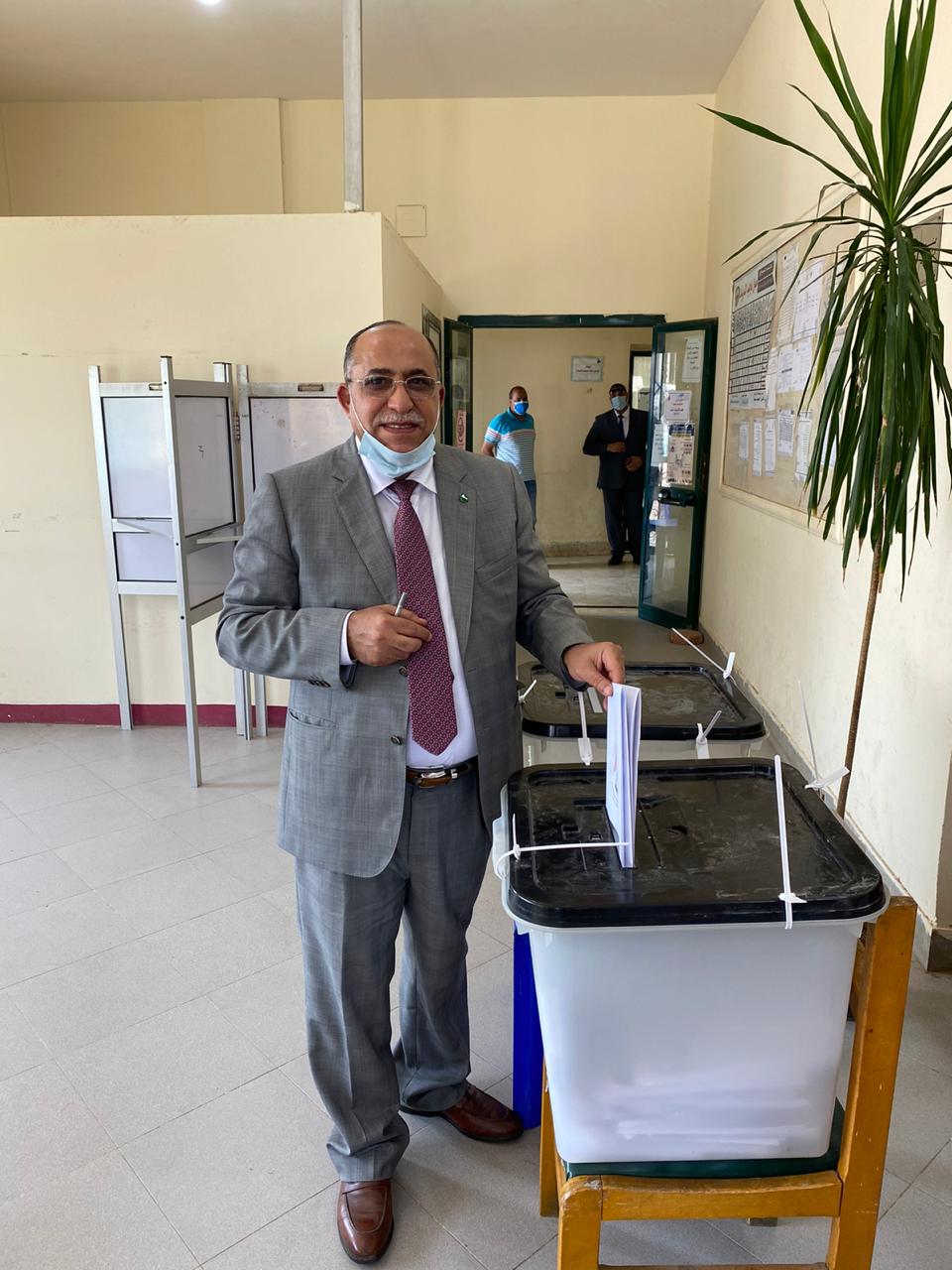 رئيس نقابة مهندسي القاهرة يدلى بصوته بانتخابات الشيوخ (3)
