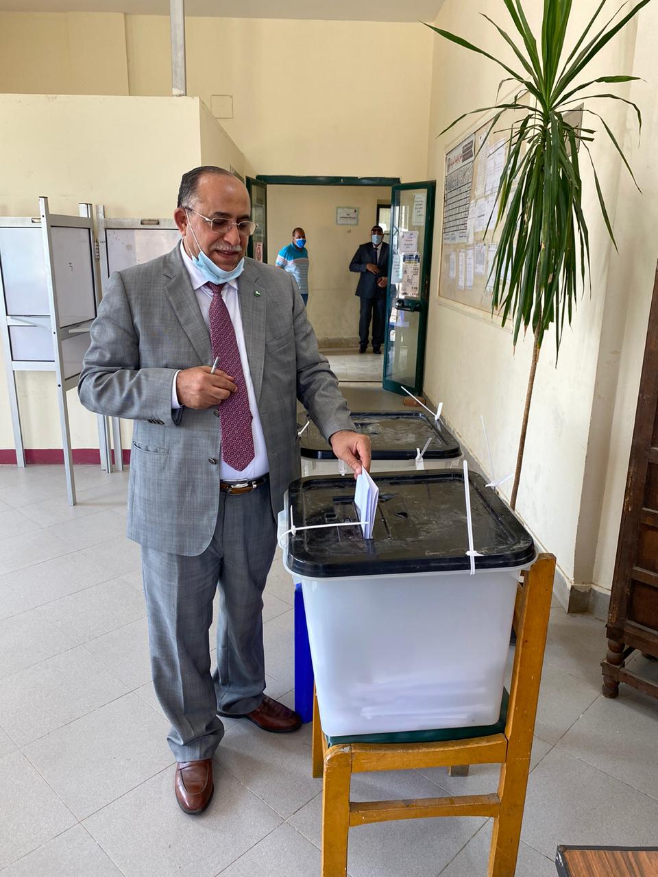 رئيس نقابة مهندسي القاهرة يدلى بصوته بانتخابات الشيوخ (4)