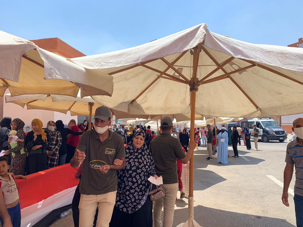 سكان حى الأسمرات يتوافدون على اللجان الانتخابية (4)