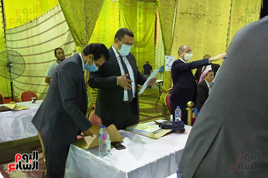 محافظ الإسكندرية يتابع فرز الأصوات بانتخابات الشيوخ (13)