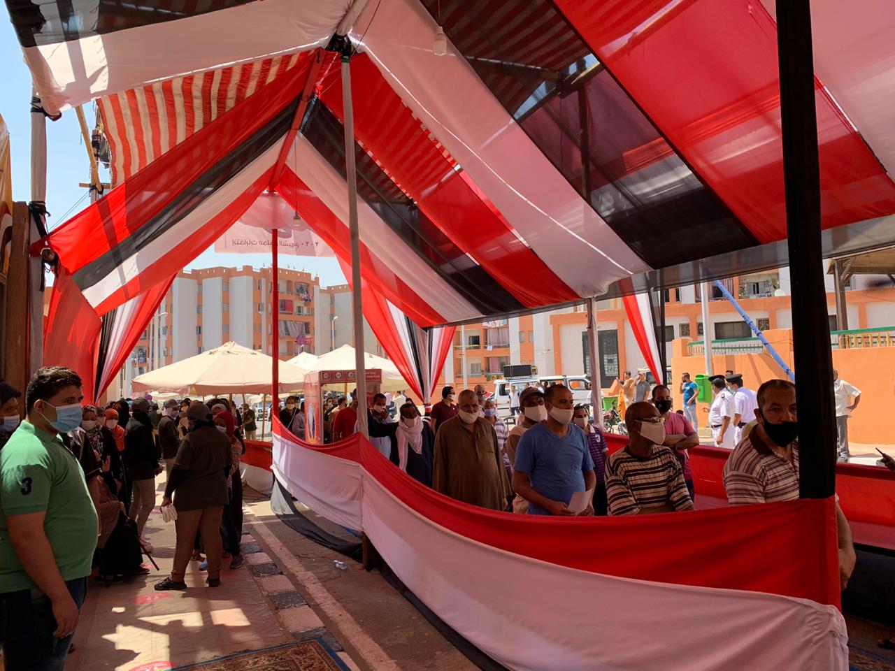 سكان حى الأسمرات يتوافدون على اللجان الانتخابية (1)