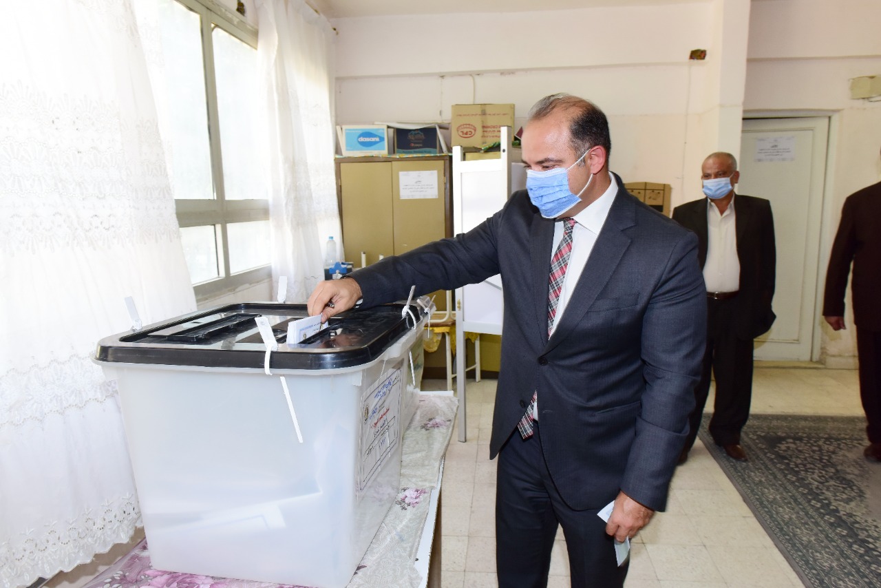 رئيس البورصة يدلى بصوته بانتخابات الشيوخ  (6)