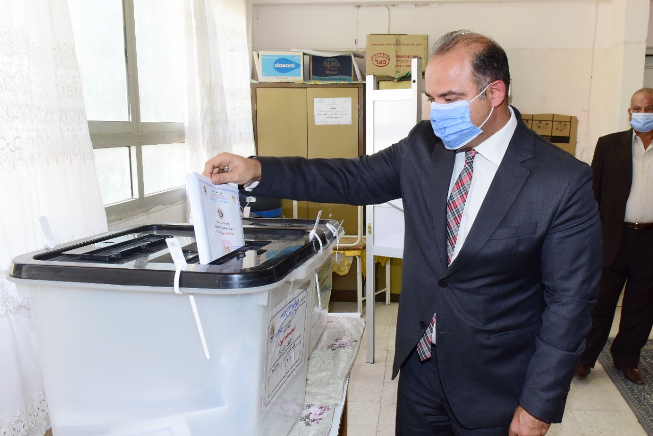 رئيس البورصة يدلى بصوته بانتخابات الشيوخ  (4)