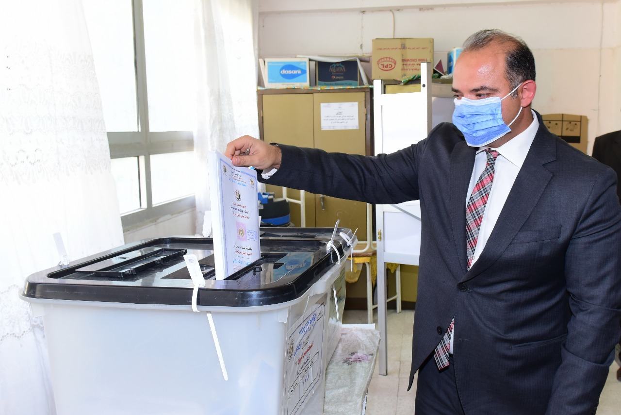 رئيس البورصة يدلى بصوته بانتخابات الشيوخ  (3)