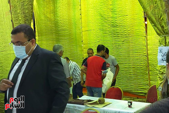 محافظ الإسكندرية يتابع فرز الأصوات بانتخابات الشيوخ (14)