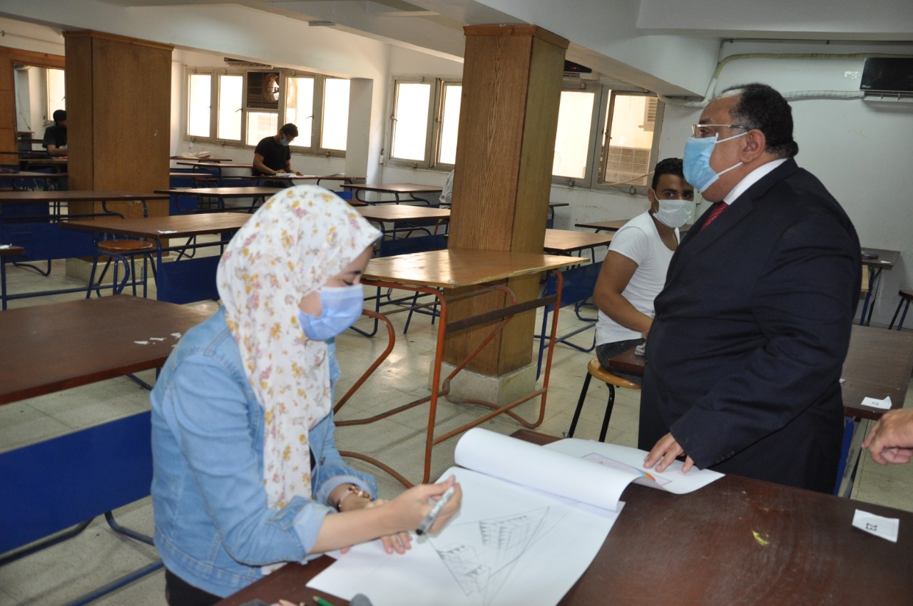 رئيس جامعة حلوان يتابع إجراءات اختبارات القدرات  (4)