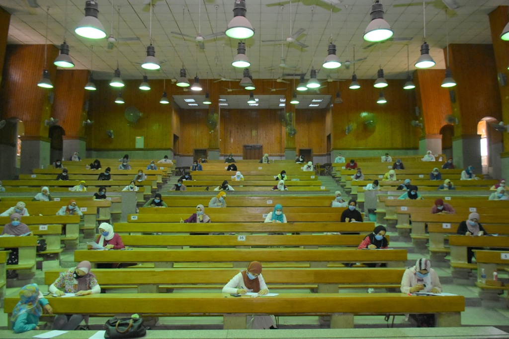 امتحانات طلاب جامعة القاهرة  (2)