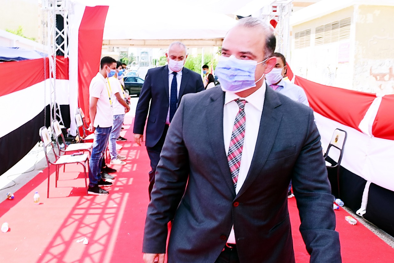 رئيس البورصة يدلى بصوته بانتخابات الشيوخ  (1)