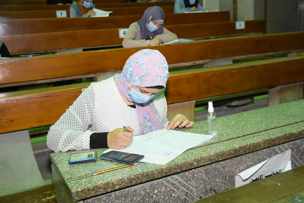 امتحانات طلاب جامعة القاهرة  (4)