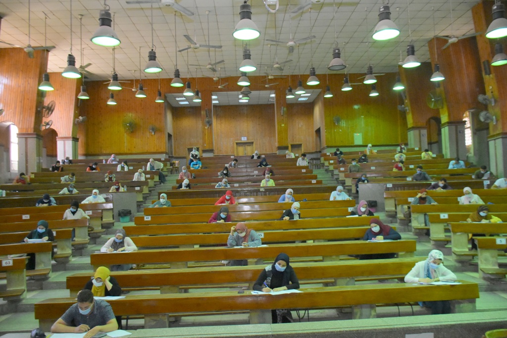 امتحانات طلاب جامعة القاهرة  (1)