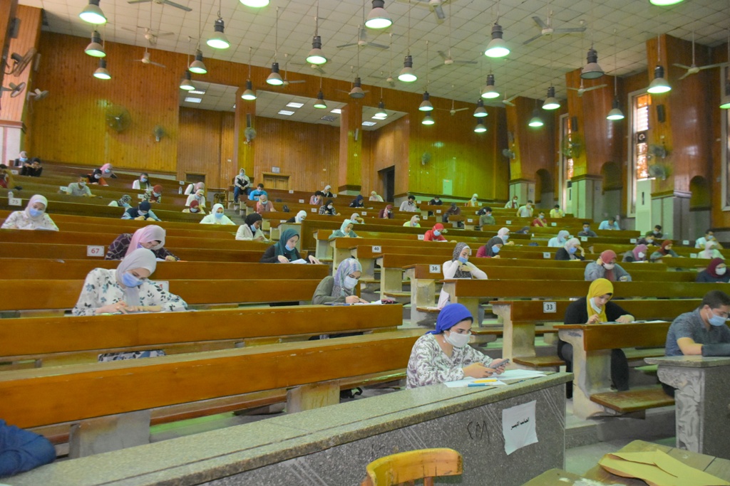 امتحانات طلاب جامعة القاهرة  (3)