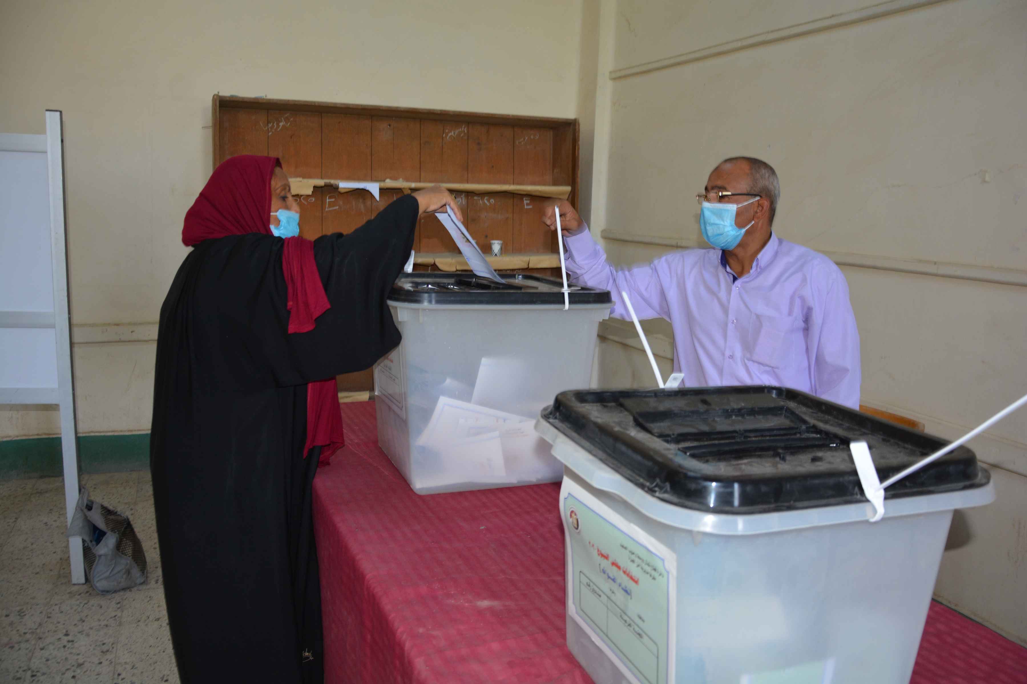 محافظ المنيا خلال جولاته الميدانية لمتابعة الانتخابات (4)
