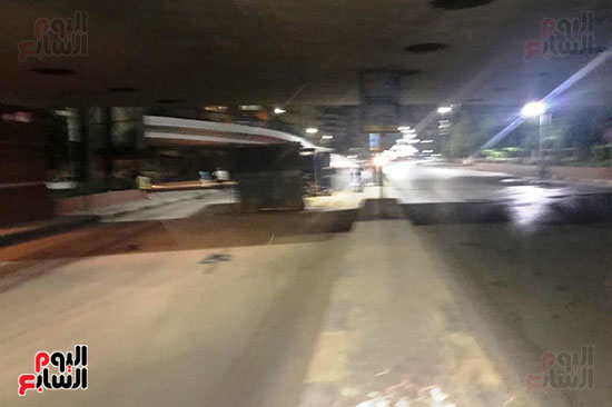 سقوط كونتينر من على سطح مقطورة نقل ثقيل (1)