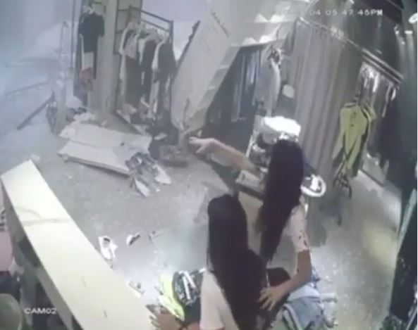 الفتاتان بعد الانفجار