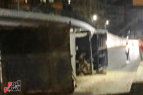 سقوط كونتينر من على سطح مقطورة نقل ثقيل (5)