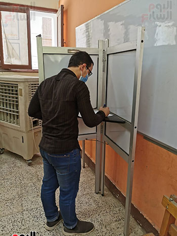 الأول على الثانوية أثناء الإدلاء بصوته (5)