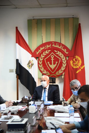 محافظ بورسعيد يتابع سير انتخابات الشيوخ (2)