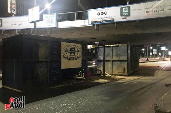 سقوط كونتينر من على سطح مقطورة نقل ثقيل (4)