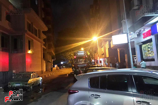السيطرة على حريق داخل شقة سكنية فى شارع الثورة (4)