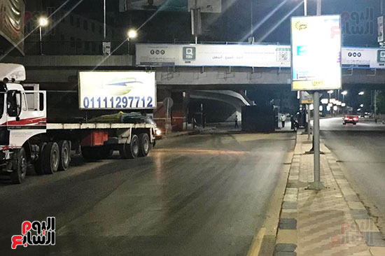 سقوط كونتينر من على سطح مقطورة نقل ثقيل (2)