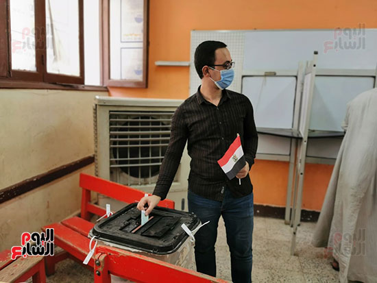 الأول على الثانوية أثناء الإدلاء بصوته (6)