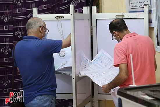 طوابير الناخبين أمام لجان شبرا فى اليوم الثانى لانتخابات الشيو (2)