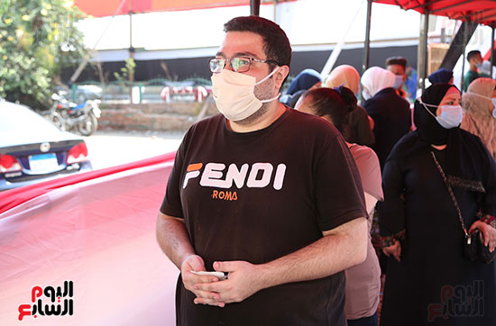 طوابير الناخبين أمام لجان شبرا فى اليوم الثانى لانتخابات الشيو (9)