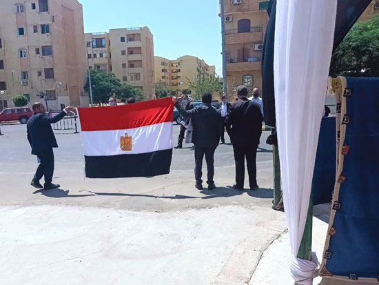 مواطنين يحملون علم مصر أمام لجان الشيخ زايد (1)