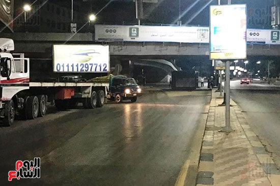 سقوط كونتينر من على سطح مقطورة نقل ثقيل (3)