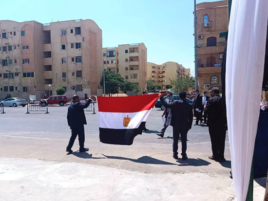 مواطنين يحملون علم مصر أمام لجان الشيخ زايد (3)