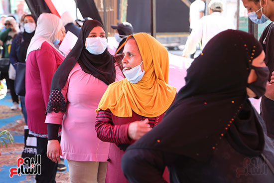 طوابير الناخبين أمام لجان شبرا فى اليوم الثانى لانتخابات الشيو (5)