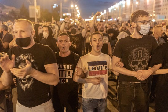 أنصار المعارضة البيلاروسية يحتجون على نتائج الانتخابات