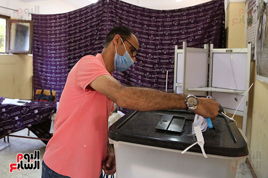 طوابير الناخبين أمام لجان شبرا فى اليوم الثانى لانتخابات الشيو (1)