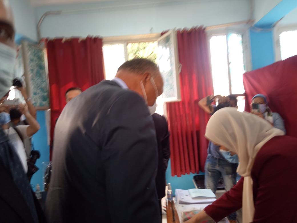 وزير الخارجية يدلي بصوته  (2)