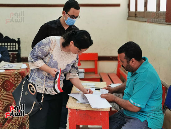 الأول على الثانوية أثناء الإدلاء بصوته (4)