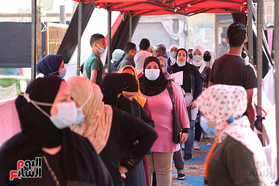 طوابير الناخبين أمام لجان شبرا فى اليوم الثانى لانتخابات الشيو (7)