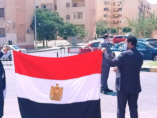 مواطنين يحملون علم مصر أمام لجان الشيخ زايد (2)