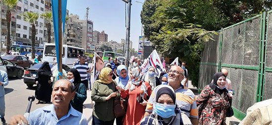 مسيرات لعمال شركات الأدوية تتوجه للجان الانتخابات بالطبول والأعلام (23)