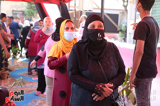 طوابير الناخبين أمام لجان شبرا فى اليوم الثانى لانتخابات الشيو (4)