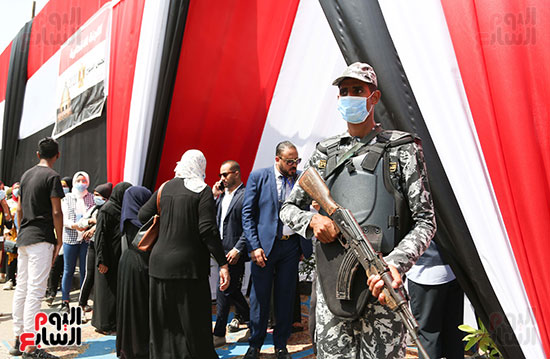 طوابير الناخبين أمام لجان شبرا فى اليوم الثانى لانتخابات الشيو (13)