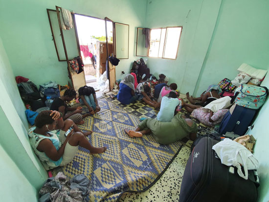 عاملات منازل مهاجرات يجلسن في غرفة