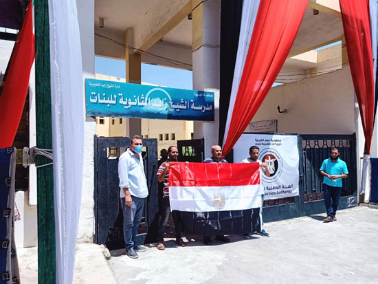 مواطنين يحملون علم مصر أمام لجان الشيخ زايد (5)
