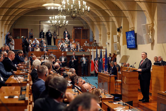 وزير الخارجية الأمريكي مايك بومبيو يتحدث في اجتماع لمجلس الشيوخ التشيكي