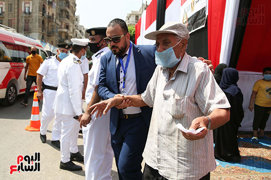 طوابير الناخبين أمام لجان شبرا فى اليوم الثانى لانتخابات الشيو (12)