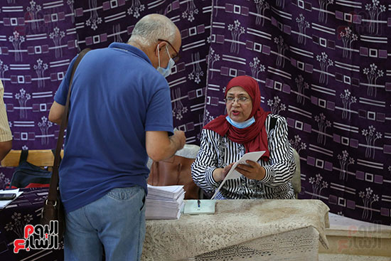 طوابير الناخبين أمام لجان شبرا فى اليوم الثانى لانتخابات الشيو (3)
