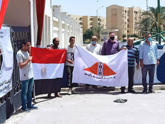 مواطنين يحملون علم مصر أمام لجان الشيخ زايد (4)